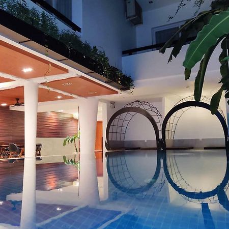 Hotel Records Phnom Penh Exterior photo