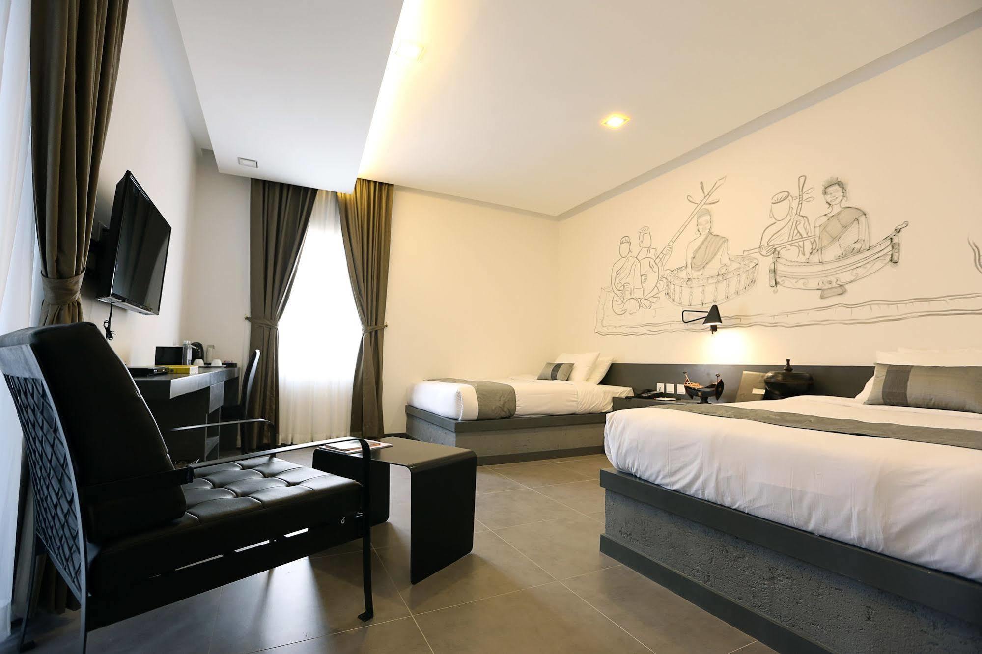Hotel Records Phnom Penh Exterior photo