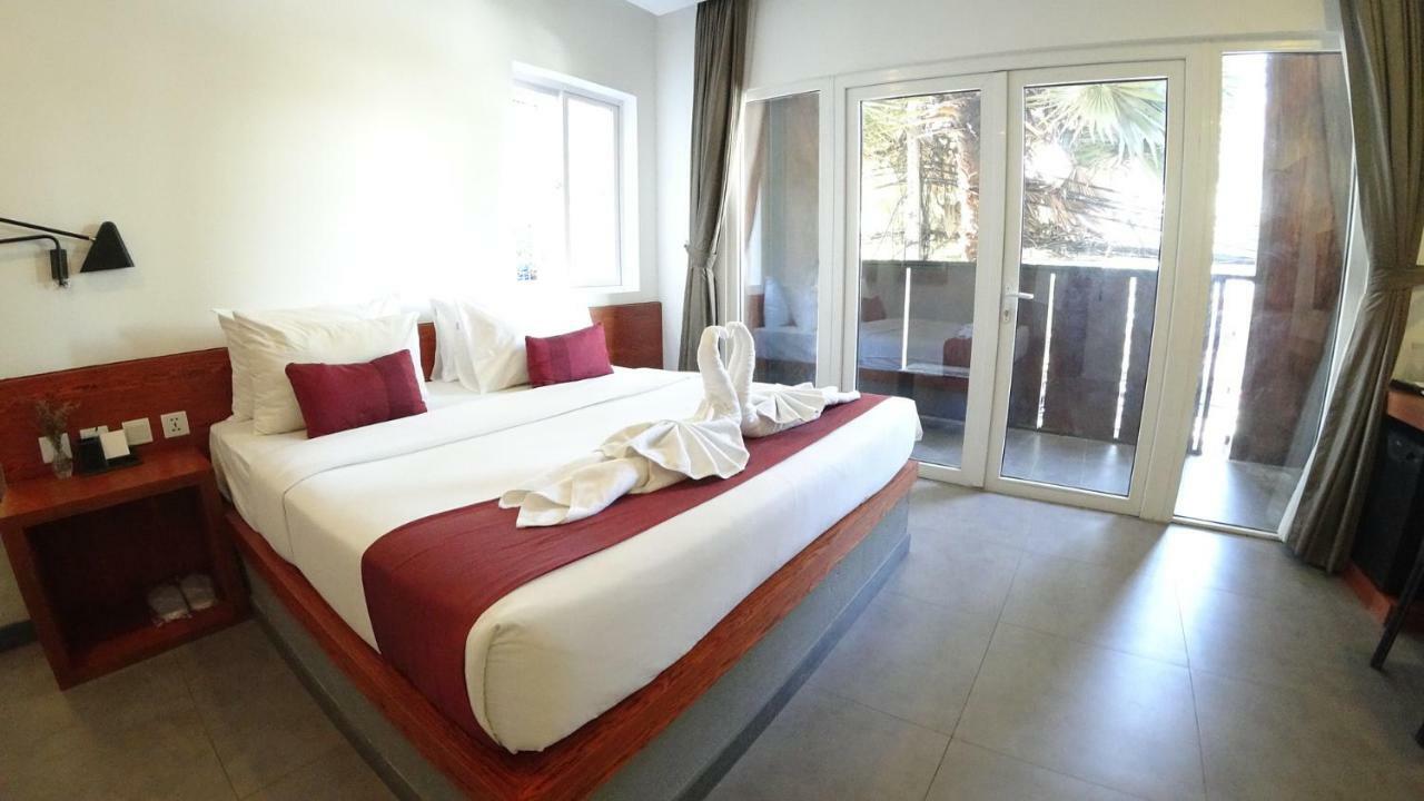 Hotel Records Phnom Penh Exterior photo