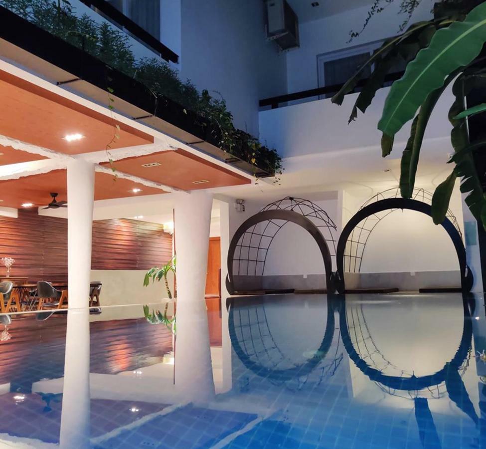 Hotel Records Phnom Penh Exterior photo